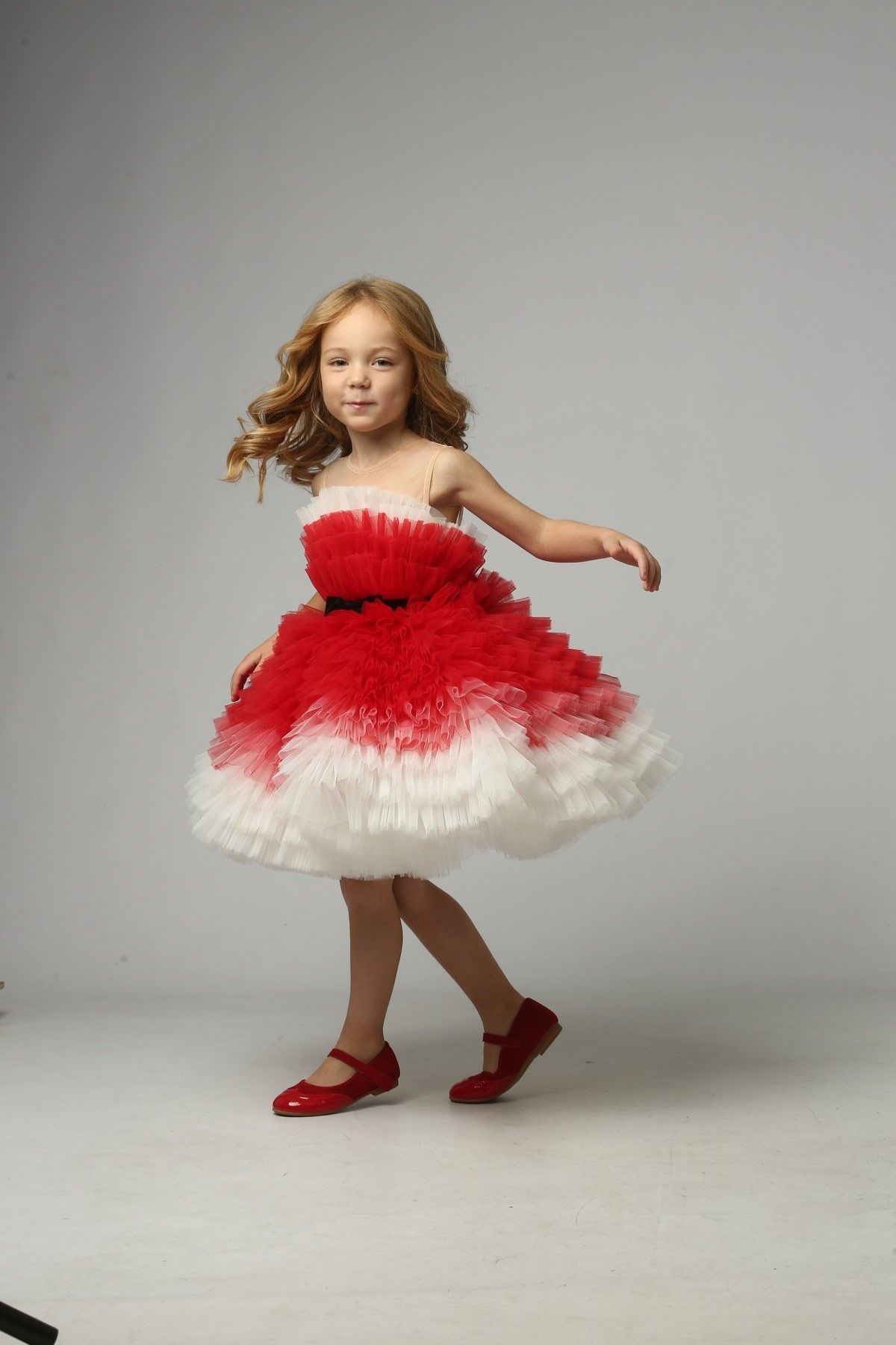 Fluffy tulle dress for girls "Santa" on a cotton lining. Perfect for New Year, birthdays, and photo shoots. Color: cream, red. Size: 86